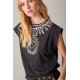 CAMISETA ESTAMPADO COLLAR CON TACHAS NEGRA