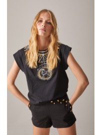 CAMISETA ESTAMPADO COLLAR CON TACHAS NEGRA