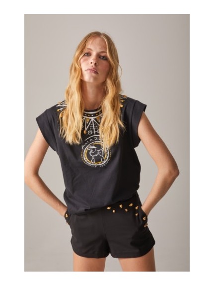 CAMISETA ESTAMPADO COLLAR CON TACHAS NEGRA